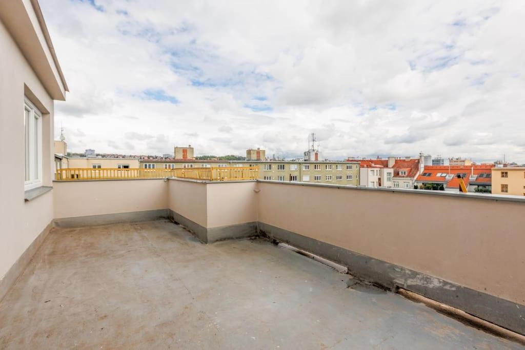 1 Bedroom Apartment With Terrace And Free Parking Near Metro Прага Екстер'єр фото