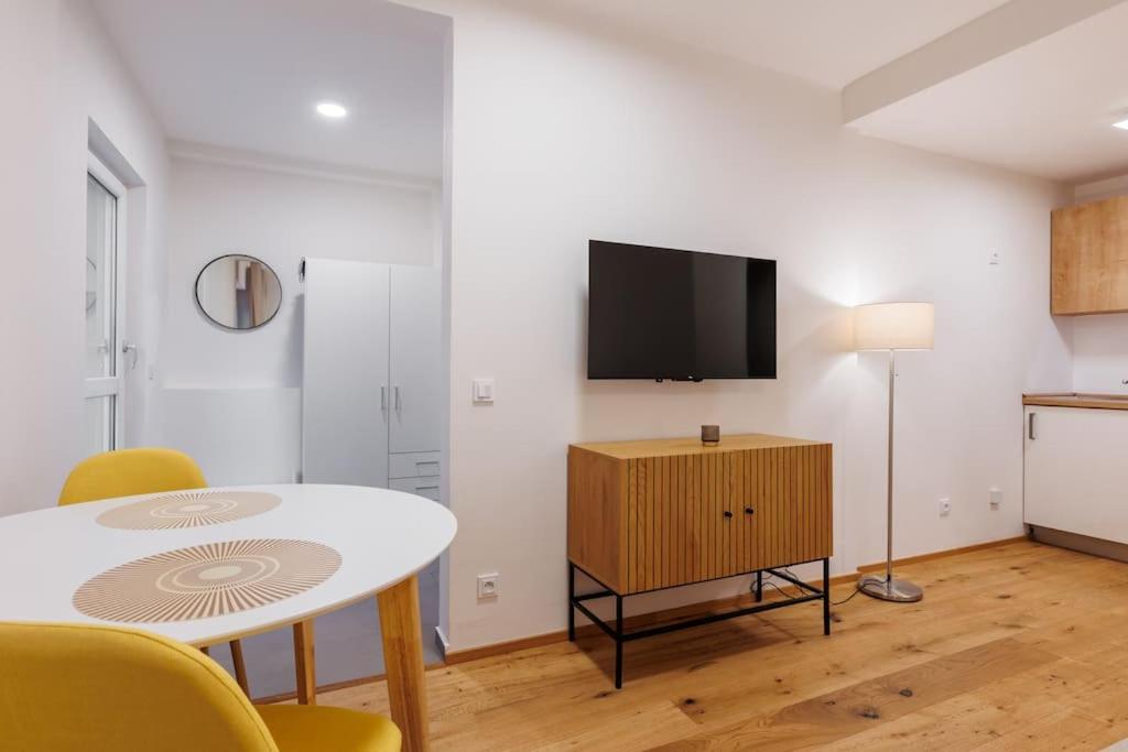 1 Bedroom Apartment With Terrace And Free Parking Near Metro Прага Екстер'єр фото