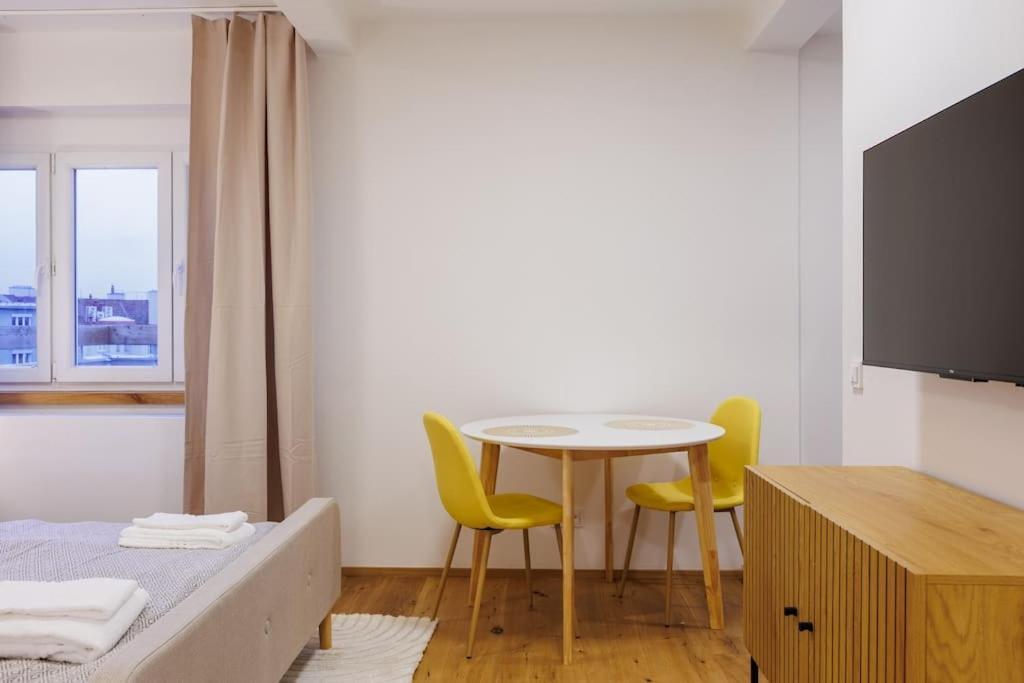 1 Bedroom Apartment With Terrace And Free Parking Near Metro Прага Екстер'єр фото
