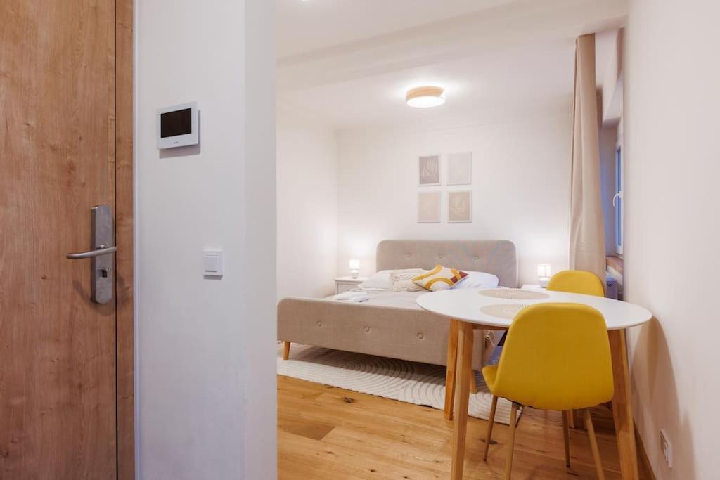1 Bedroom Apartment With Terrace And Free Parking Near Metro Прага Екстер'єр фото