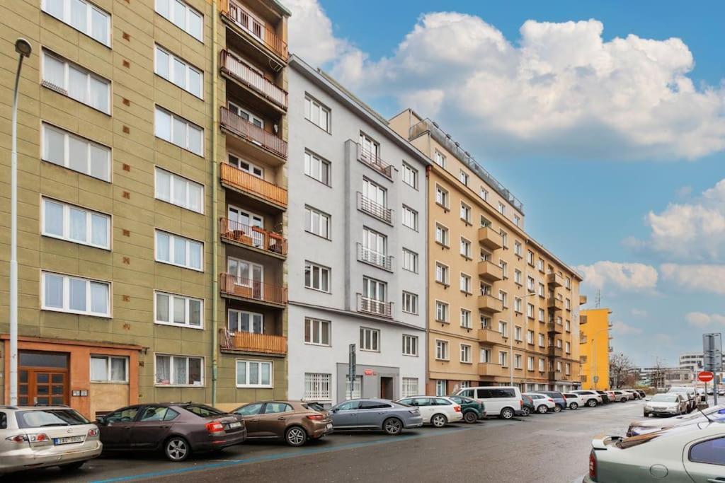 1 Bedroom Apartment With Terrace And Free Parking Near Metro Прага Екстер'єр фото