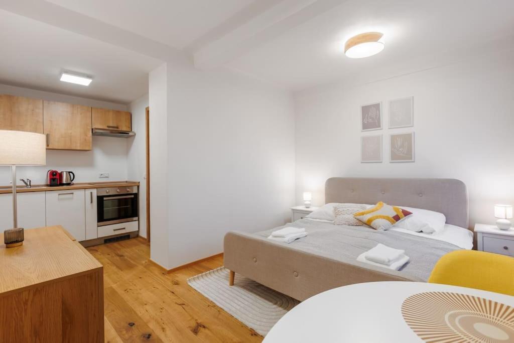 1 Bedroom Apartment With Terrace And Free Parking Near Metro Прага Екстер'єр фото